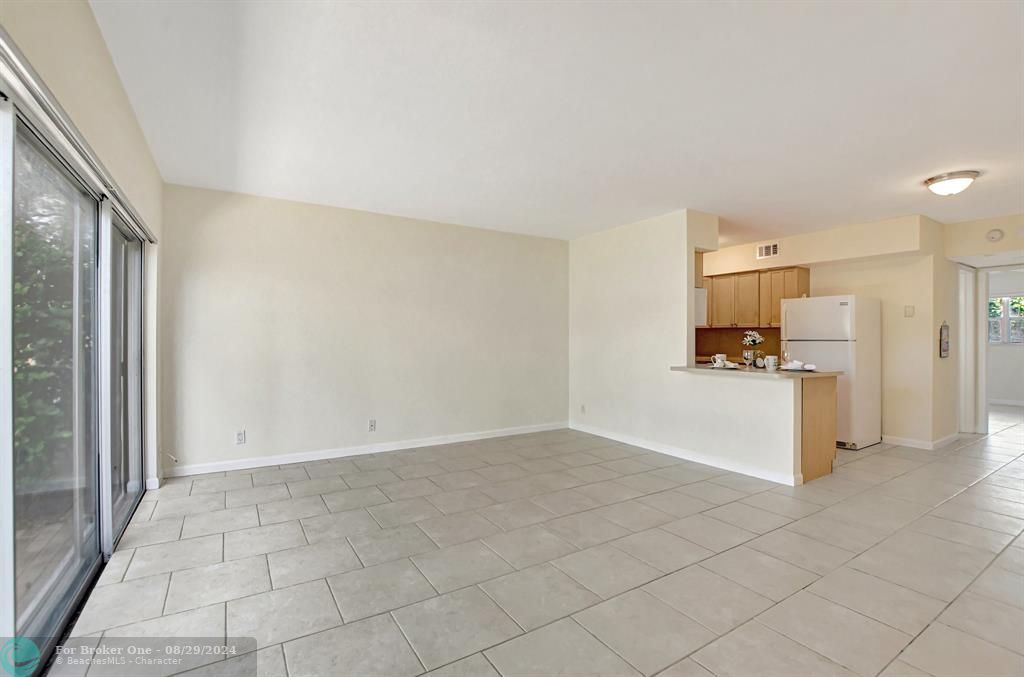 For Sale: $349,000 (1 beds, 1 baths, 839 Square Feet)