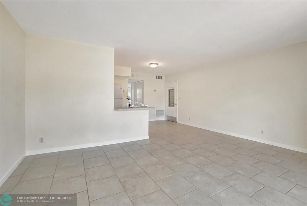 For Sale: $339,000 (1 beds, 1 baths, 839 Square Feet)