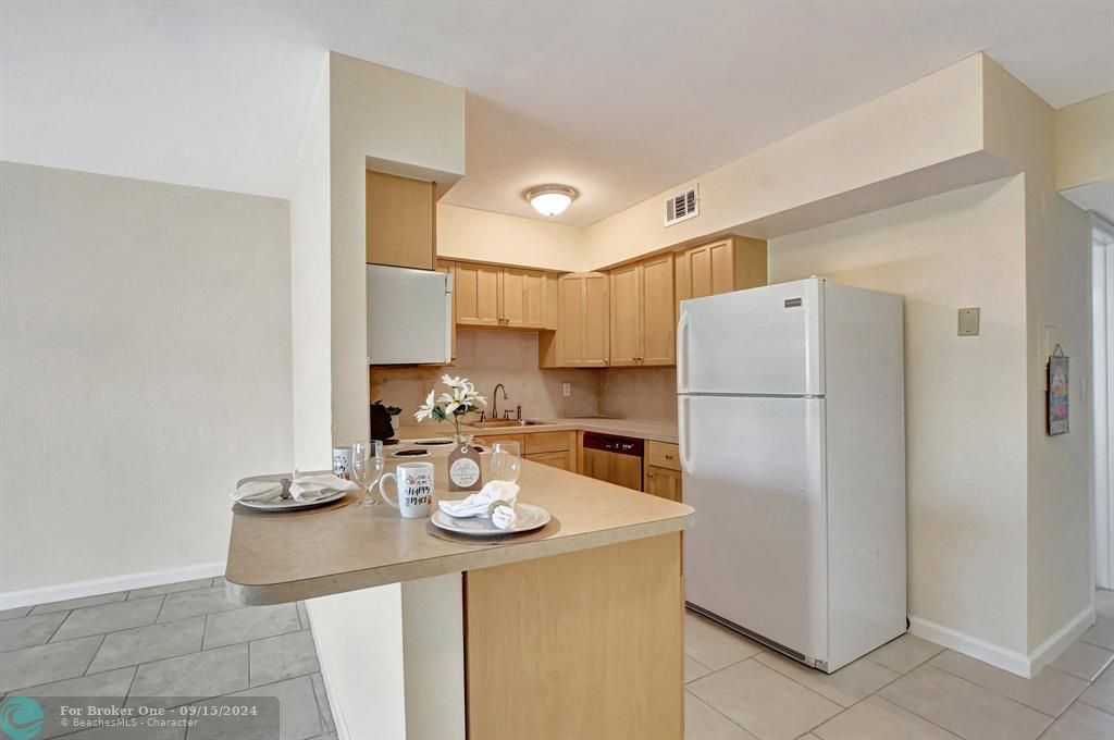 For Sale: $339,000 (1 beds, 1 baths, 839 Square Feet)