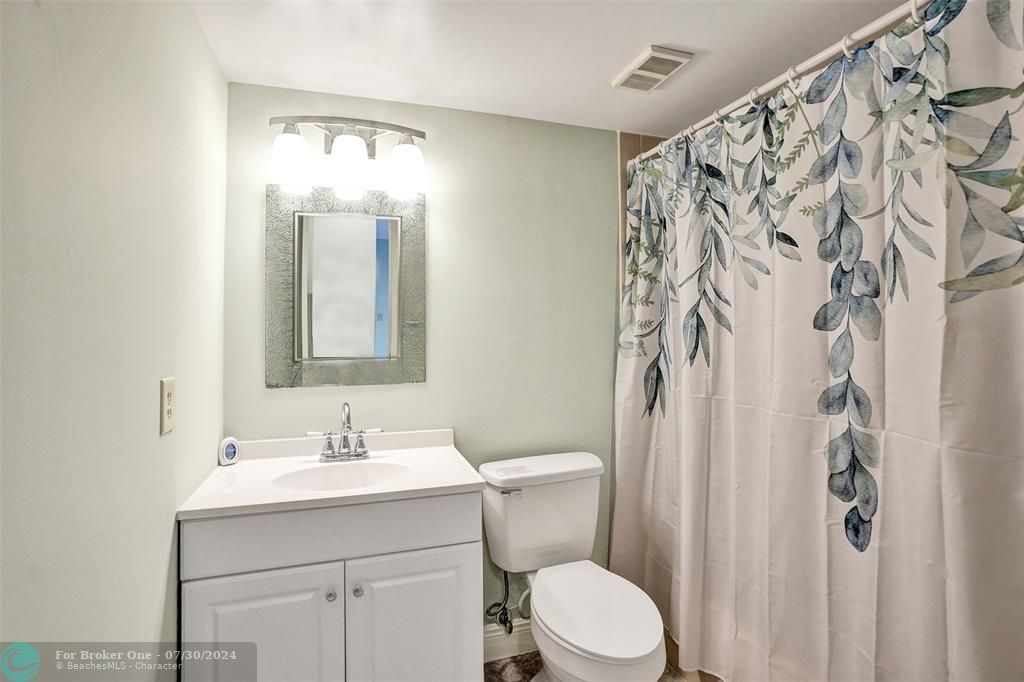 For Sale: $299,900 (2 beds, 2 baths, 984 Square Feet)