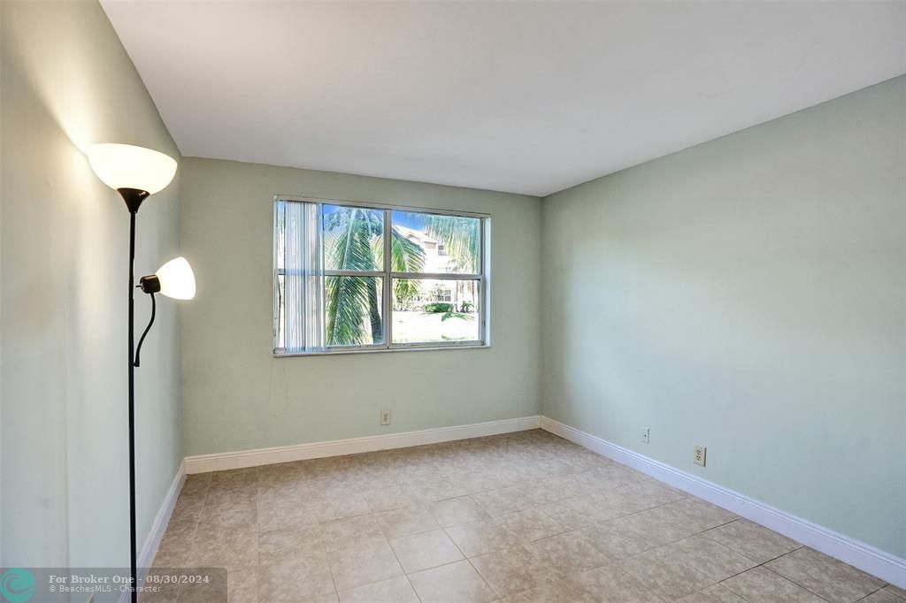 For Sale: $299,900 (2 beds, 2 baths, 984 Square Feet)