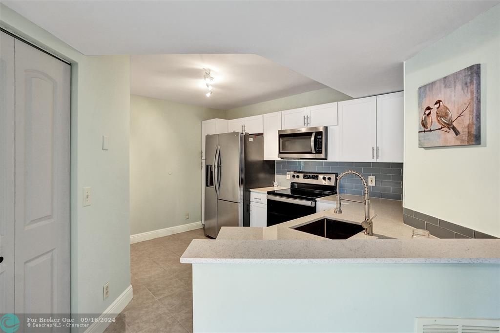 For Sale: $299,900 (2 beds, 2 baths, 984 Square Feet)