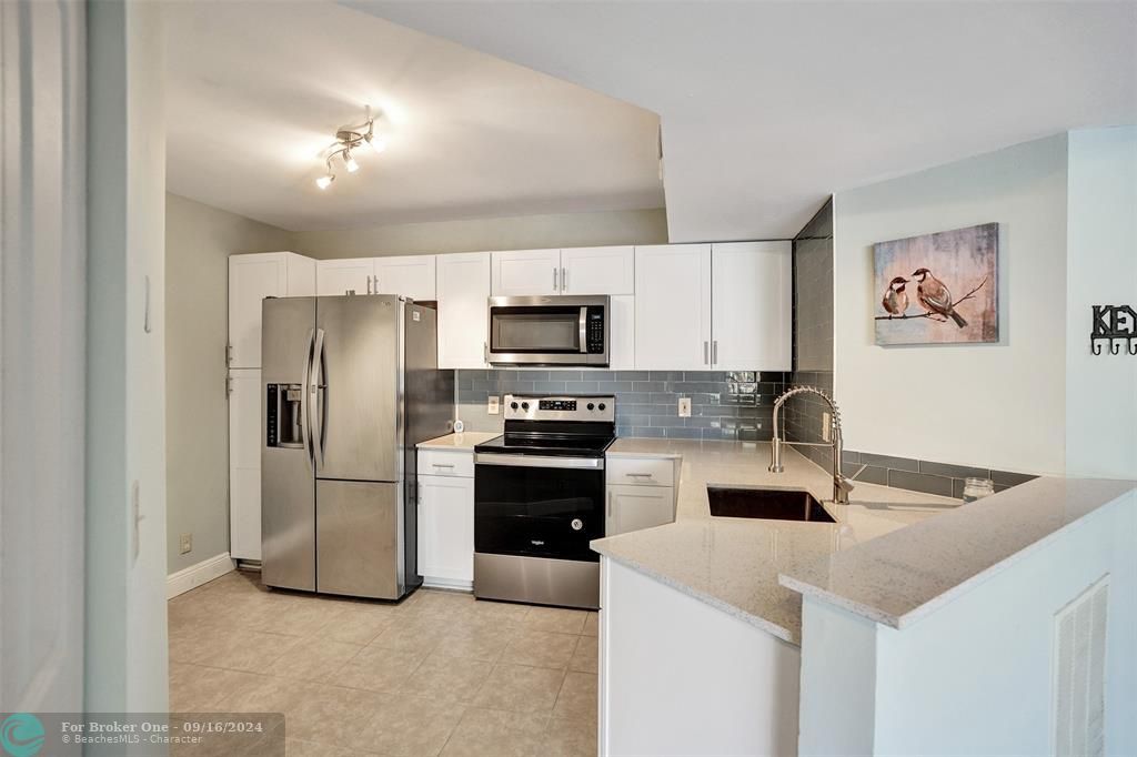 For Sale: $299,900 (2 beds, 2 baths, 984 Square Feet)