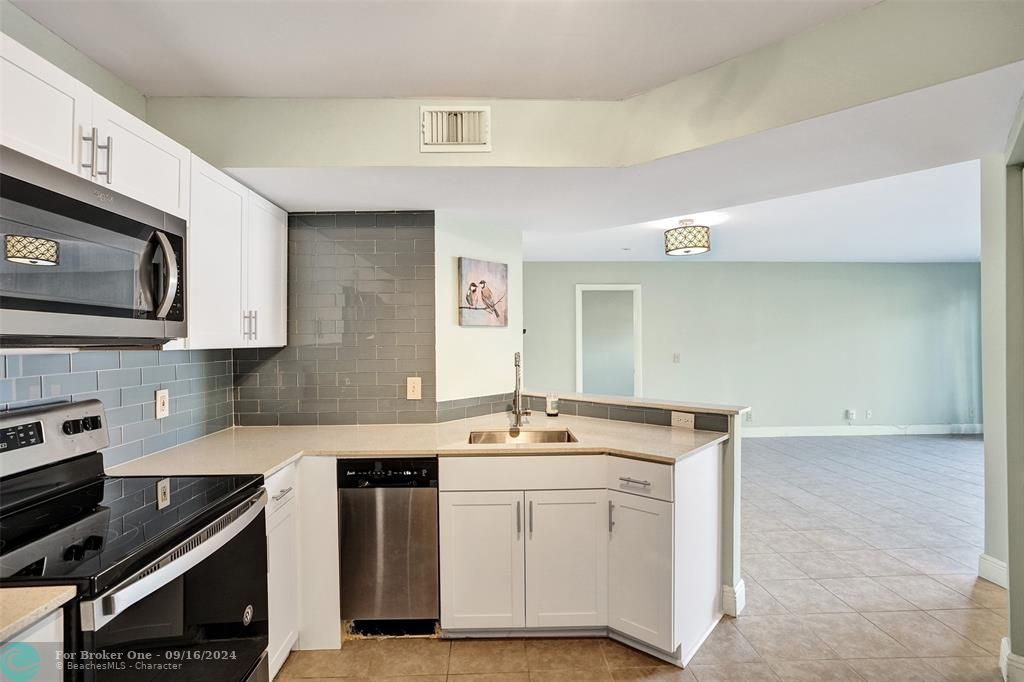 For Sale: $299,900 (2 beds, 2 baths, 984 Square Feet)