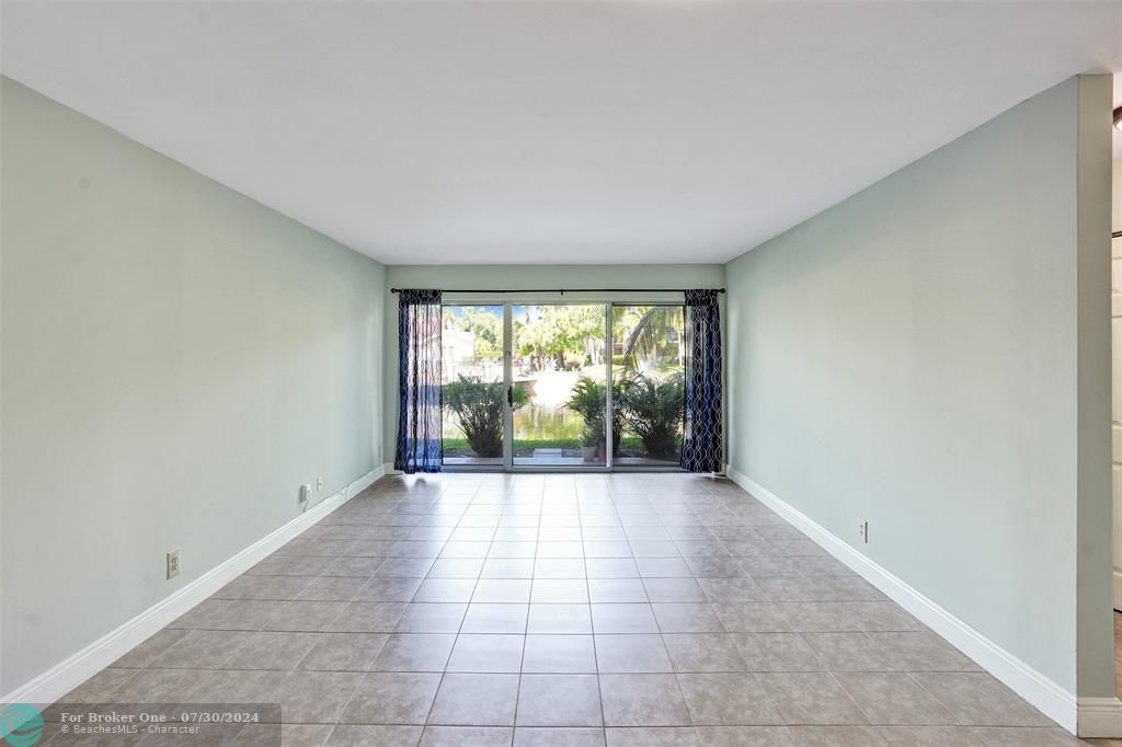 For Sale: $299,900 (2 beds, 2 baths, 984 Square Feet)