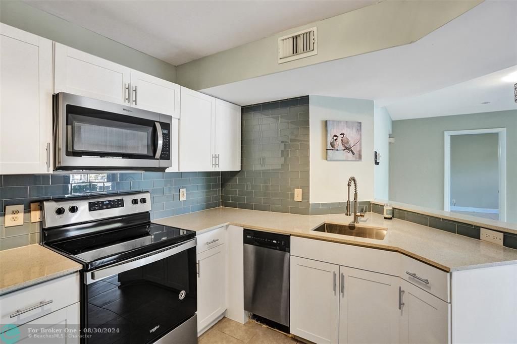 For Sale: $299,900 (2 beds, 2 baths, 984 Square Feet)