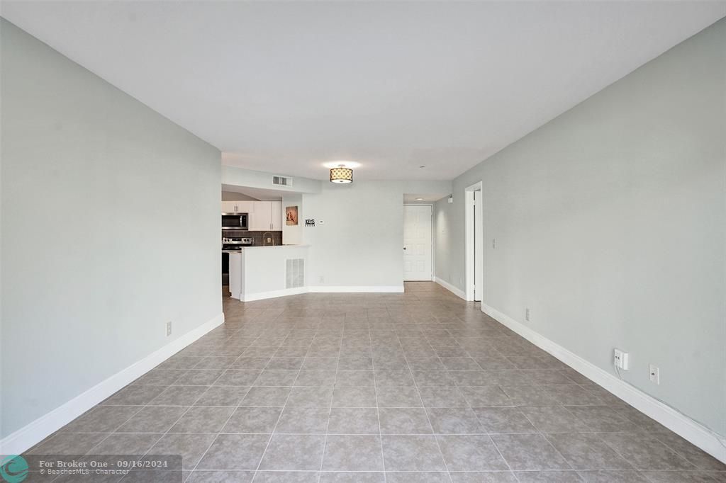 For Sale: $299,900 (2 beds, 2 baths, 984 Square Feet)