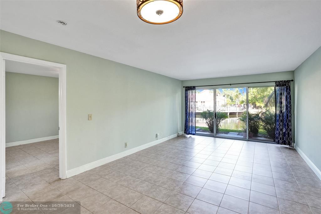 For Sale: $299,900 (2 beds, 2 baths, 984 Square Feet)