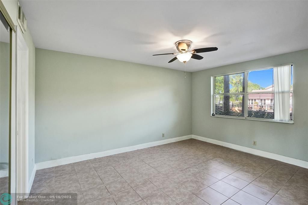 For Sale: $299,900 (2 beds, 2 baths, 984 Square Feet)