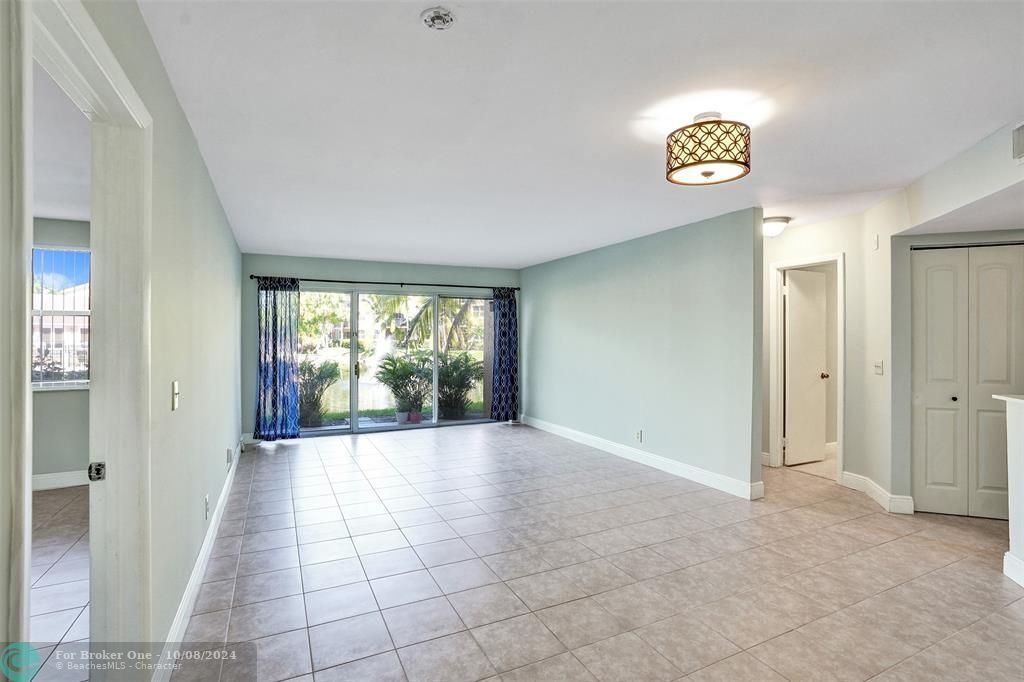 For Sale: $299,900 (2 beds, 2 baths, 984 Square Feet)