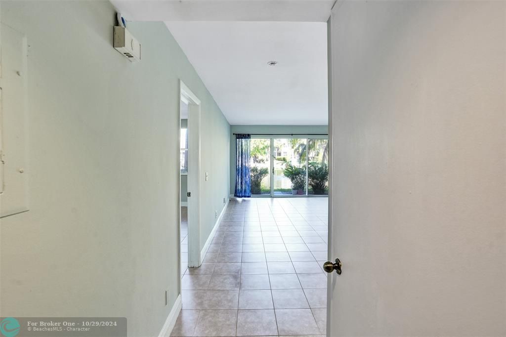 For Sale: $299,900 (2 beds, 2 baths, 984 Square Feet)