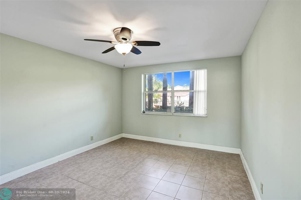 For Sale: $299,900 (2 beds, 2 baths, 984 Square Feet)