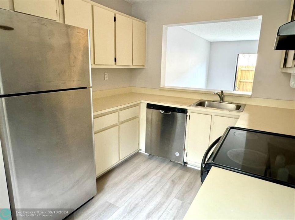 For Rent: $2,350 (2 beds, 2 baths, 1113 Square Feet)