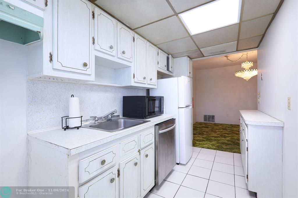 For Sale: $95,000 (1 beds, 1 baths, 711 Square Feet)