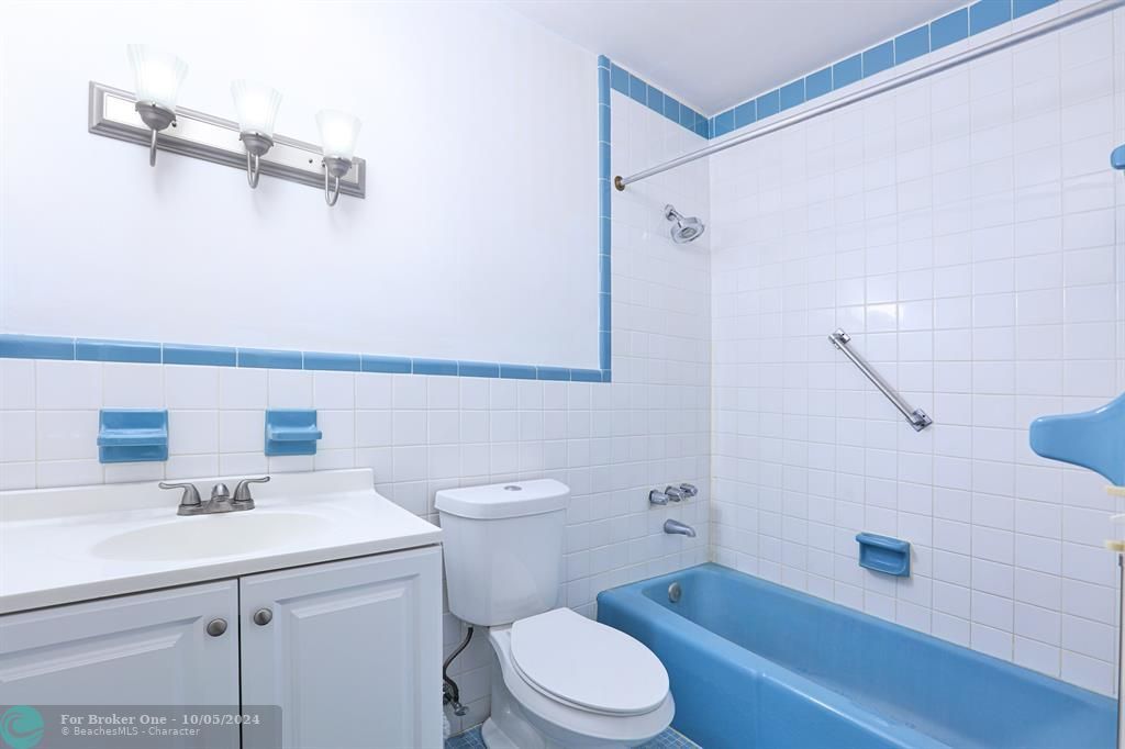 For Sale: $95,000 (1 beds, 1 baths, 711 Square Feet)