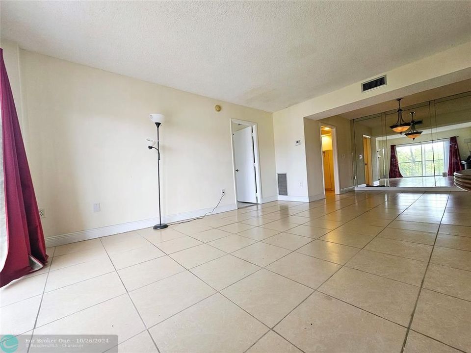 For Sale: $167,990 (2 beds, 2 baths, 972 Square Feet)