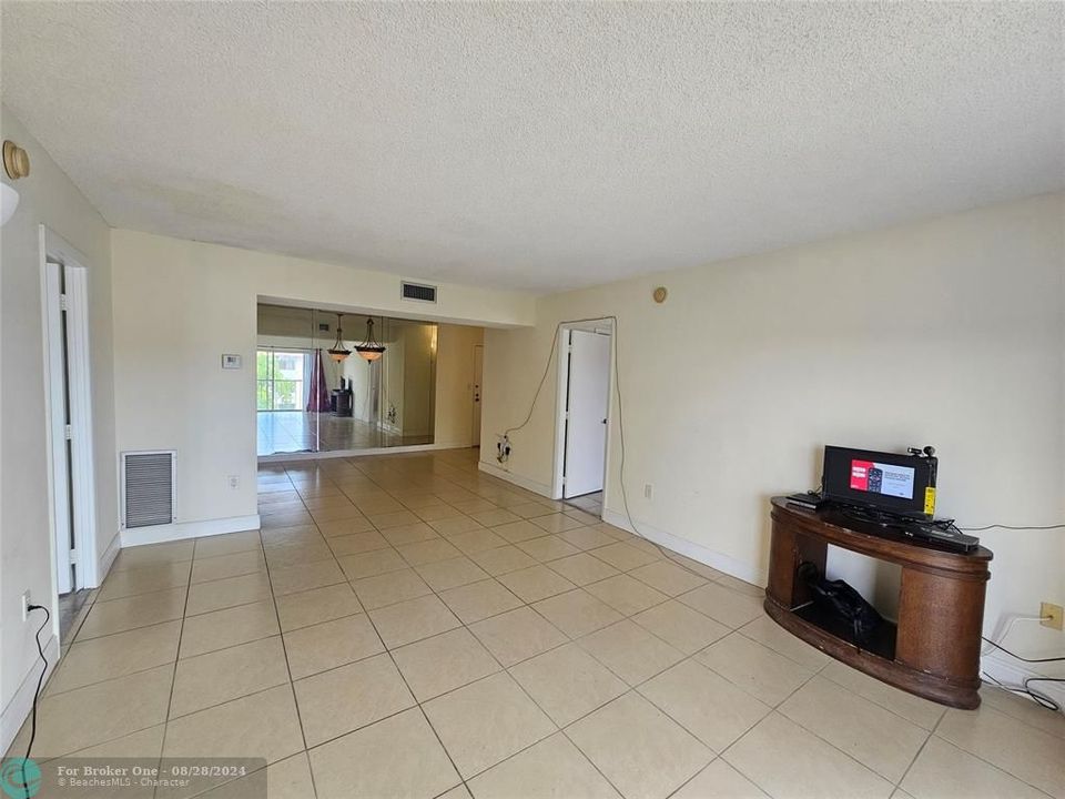 For Sale: $167,990 (2 beds, 2 baths, 972 Square Feet)