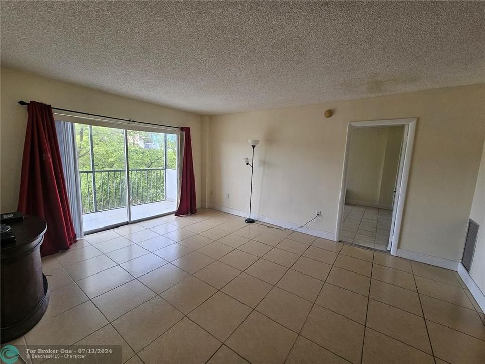 For Sale: $167,990 (2 beds, 2 baths, 972 Square Feet)