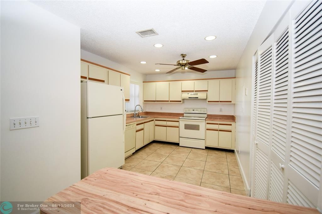 Active With Contract: $2,200 (2 beds, 2 baths, 1000 Square Feet)