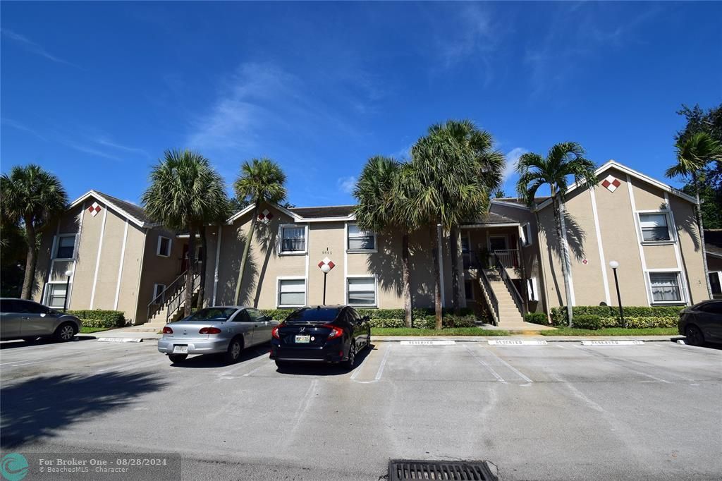 Active With Contract: $2,200 (2 beds, 2 baths, 1000 Square Feet)