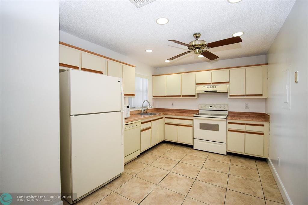 Active With Contract: $2,200 (2 beds, 2 baths, 1000 Square Feet)