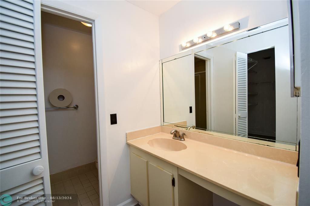 Active With Contract: $2,200 (2 beds, 2 baths, 1000 Square Feet)