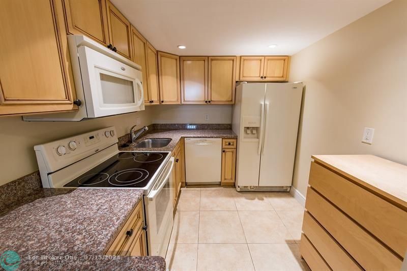 For Sale: $269,900 (2 beds, 2 baths, 936 Square Feet)