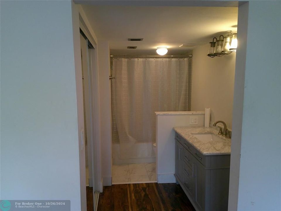 For Sale: $200,000 (2 beds, 2 baths, 1040 Square Feet)