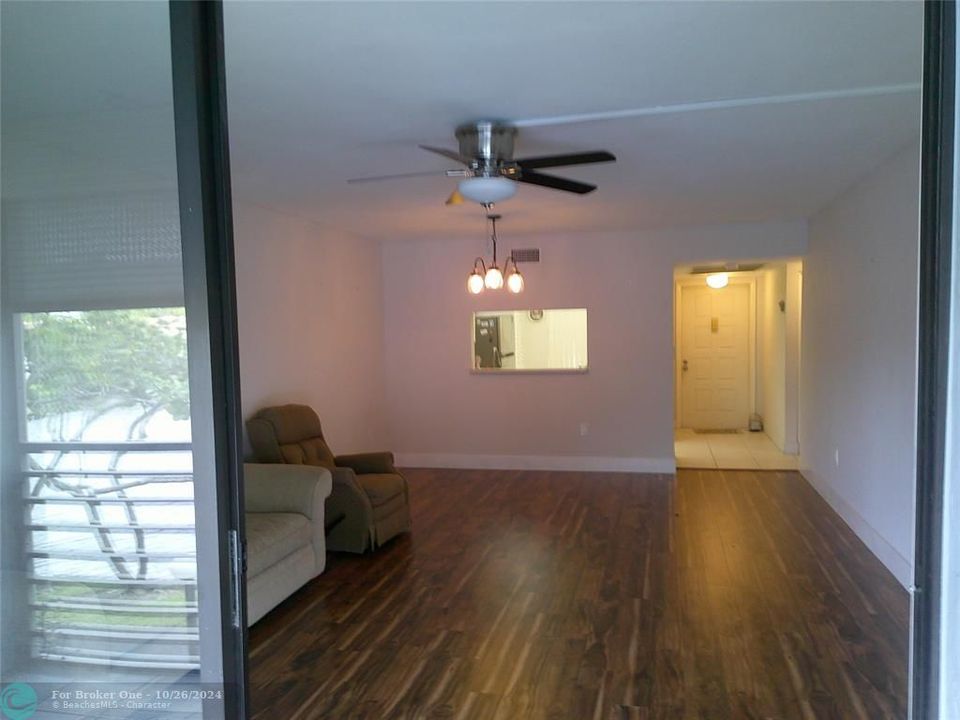 For Sale: $200,000 (2 beds, 2 baths, 1040 Square Feet)