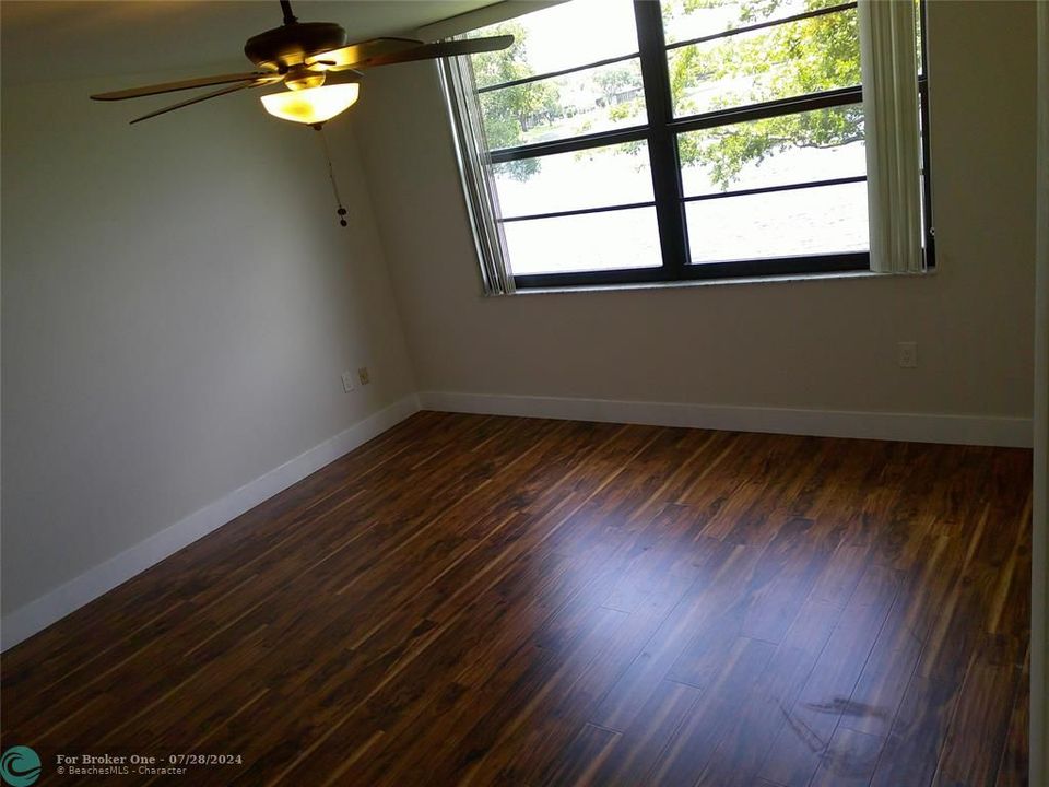 For Sale: $200,000 (2 beds, 2 baths, 1040 Square Feet)