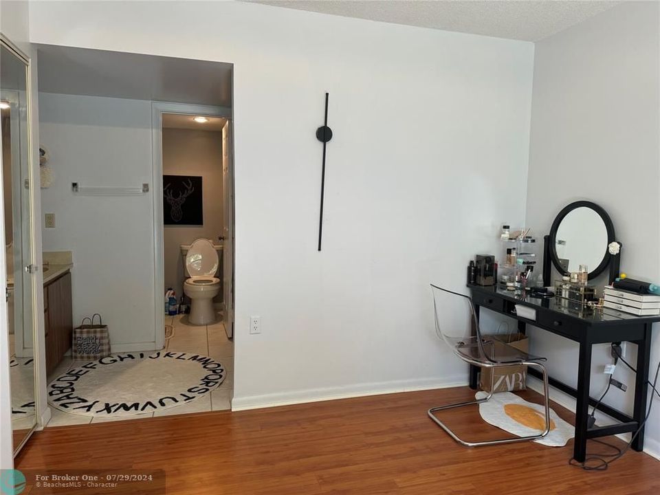 For Sale: $320,000 (2 beds, 2 baths, 1385 Square Feet)