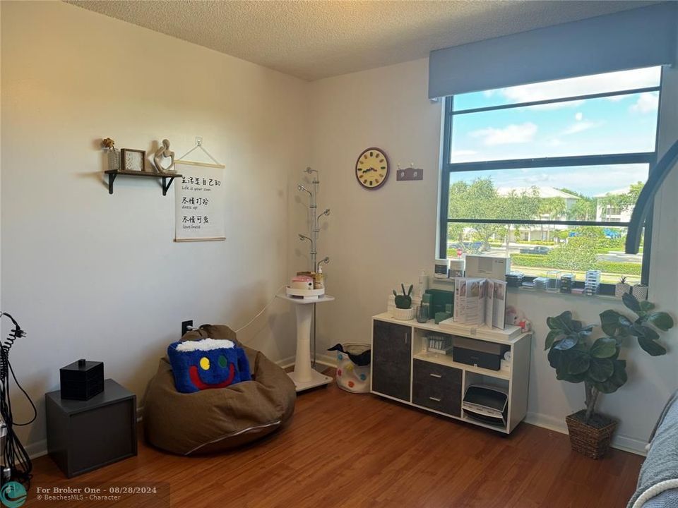 For Sale: $320,000 (2 beds, 2 baths, 1385 Square Feet)