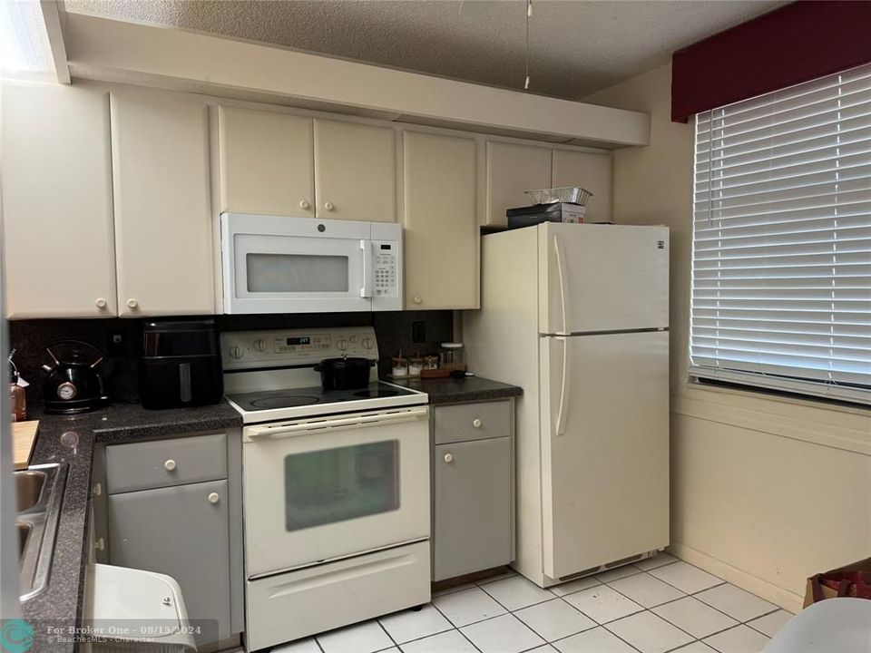 For Sale: $320,000 (2 beds, 2 baths, 1385 Square Feet)