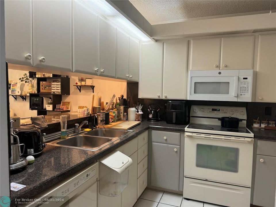 For Sale: $320,000 (2 beds, 2 baths, 1385 Square Feet)