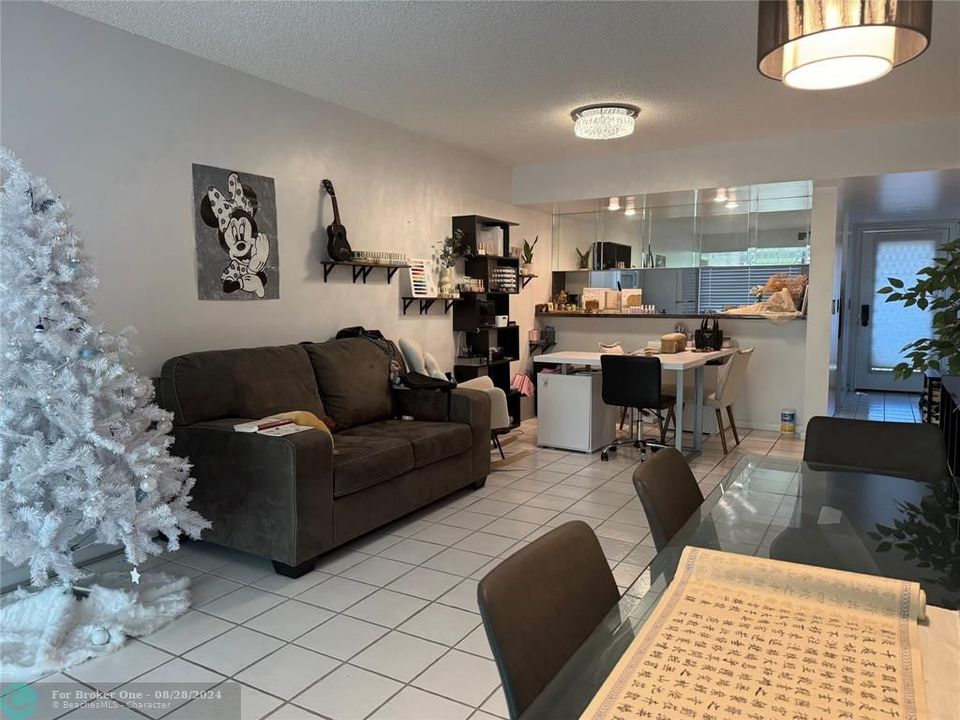 For Sale: $320,000 (2 beds, 2 baths, 1385 Square Feet)