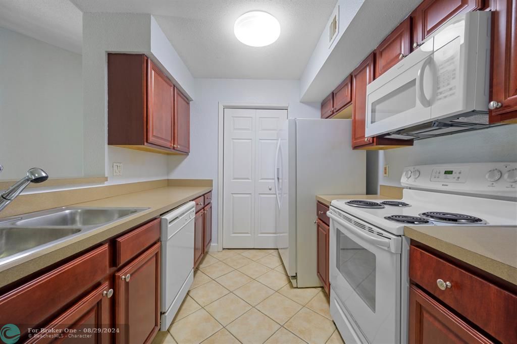 For Rent: $2,200 (2 beds, 2 baths, 1000 Square Feet)