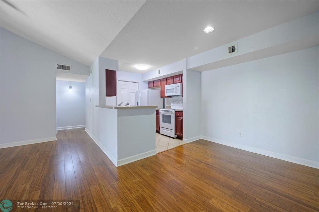 For Rent: $2,200 (2 beds, 2 baths, 1000 Square Feet)