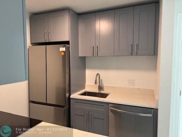 For Rent: $2,200 (2 beds, 2 baths, 953 Square Feet)