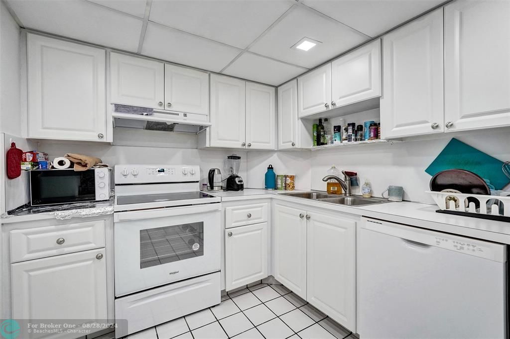 For Rent: $2,200 (1 beds, 1 baths, 950 Square Feet)