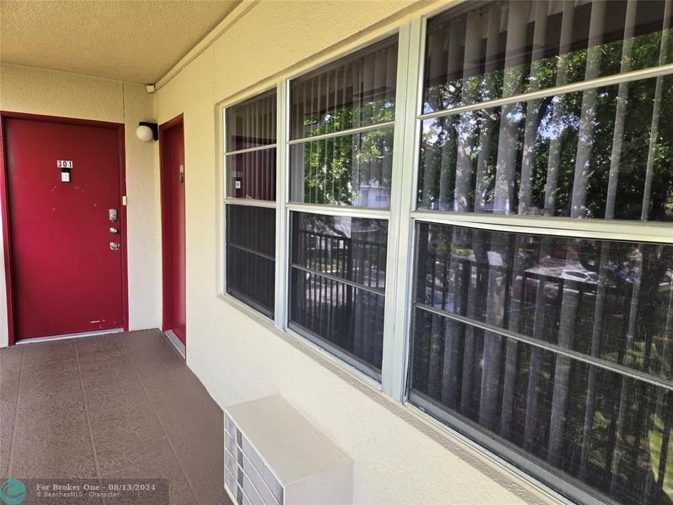 For Sale: $134,900 (1 beds, 1 baths, 811 Square Feet)