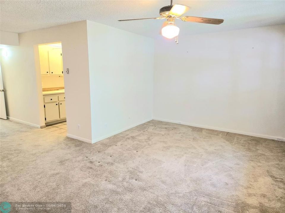 For Sale: $134,900 (1 beds, 1 baths, 811 Square Feet)