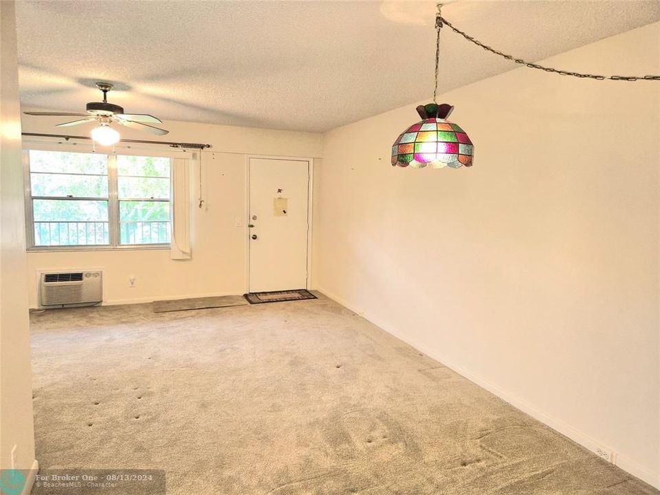 For Rent: $1,490 (1 beds, 1 baths, 811 Square Feet)