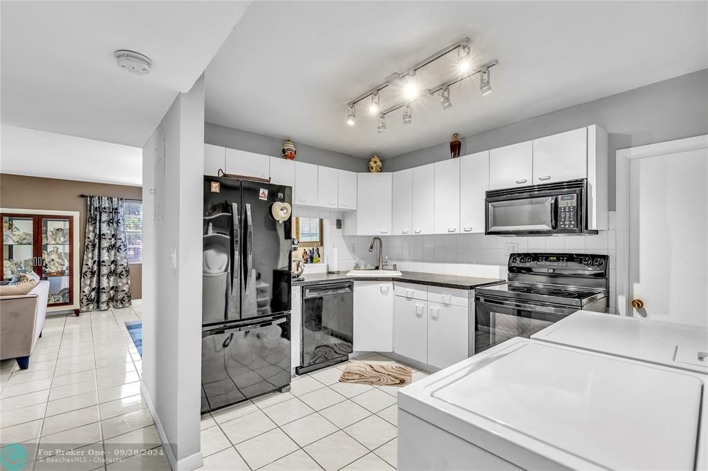 For Sale: $224,999 (2 beds, 2 baths, 1250 Square Feet)