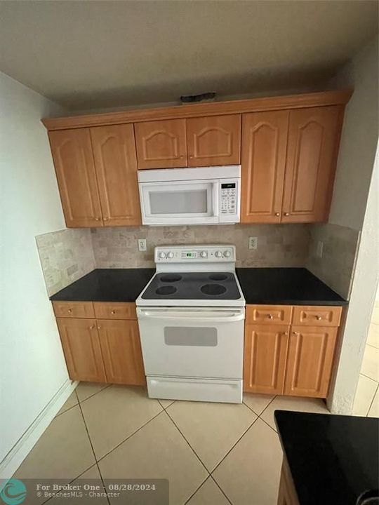 For Rent: $1,800 (1 beds, 1 baths, 710 Square Feet)