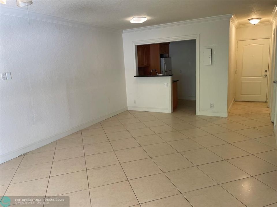 For Rent: $1,800 (1 beds, 1 baths, 710 Square Feet)