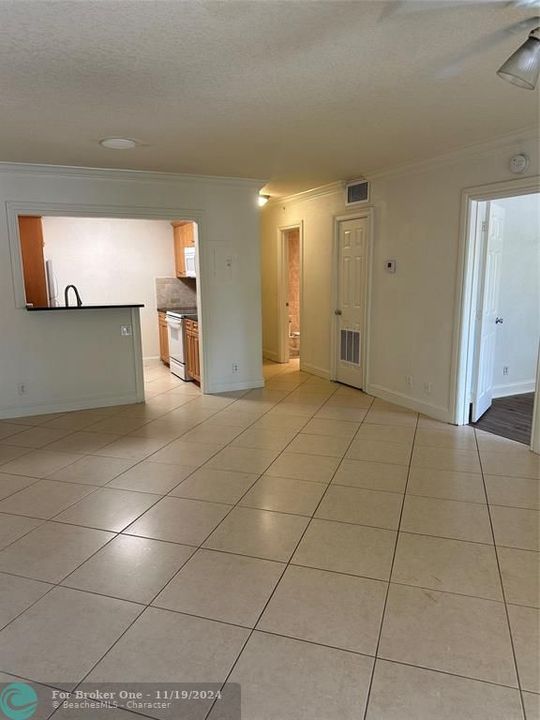 For Rent: $1,800 (1 beds, 1 baths, 710 Square Feet)