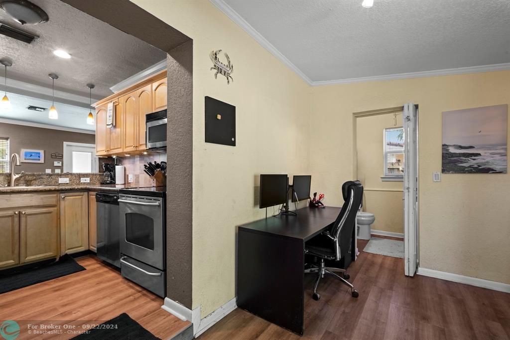 For Sale: $485,000 (2 beds, 1 baths, 880 Square Feet)