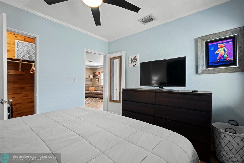 For Sale: $485,000 (2 beds, 1 baths, 880 Square Feet)