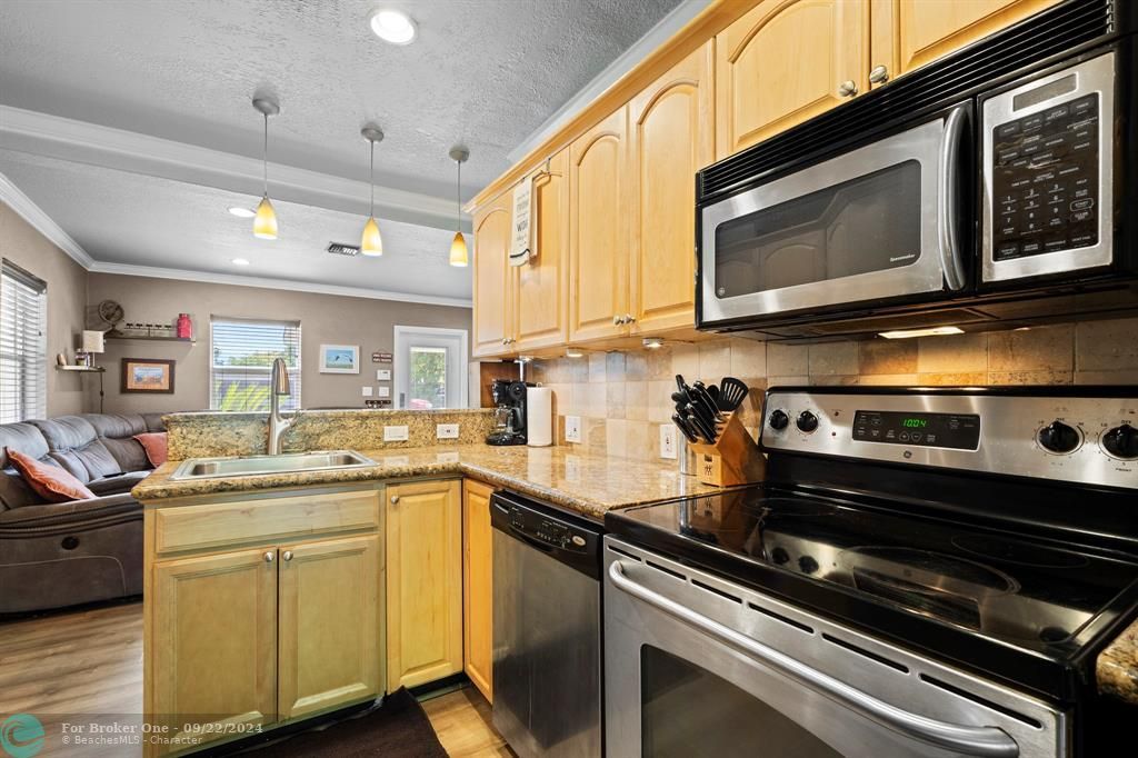 For Sale: $485,000 (2 beds, 1 baths, 880 Square Feet)