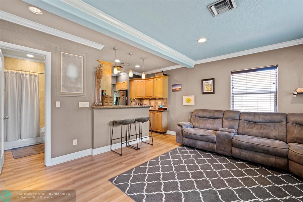 For Sale: $485,000 (2 beds, 1 baths, 880 Square Feet)